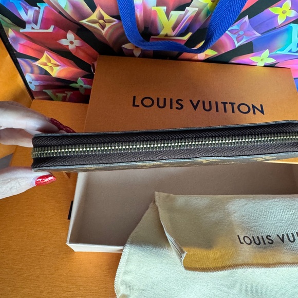Louis Vuitton's Zippy Organizer Wallet - Picture 10 of 12